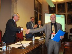 El Dr. Jordi Amblàs, del Servei de Geriatria del CHV i la FHSC, rebent el guardó a l'Ajuntament de Vic