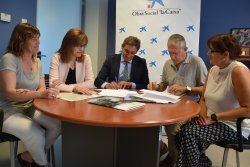 El gerent de la Fundació Hospital Sant Jaume de Manlleu, Jaume Castellano i el director d'institucions de Caixa Bank, Antoni Noguera, van signar el conveni aquest divendres 1 de juliol