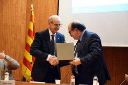 El president del CHV, Jaume Portús, fent entrega d'un obsequi al rector de la UVic-UCC