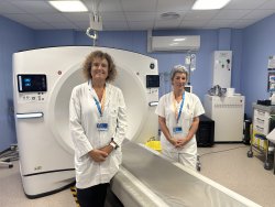 La directora Assistencial, Rosa M. Morral, i la cap de servei, M. José Cortés, a l'àrea de Diagnòstic per la Imatge de l'HUV