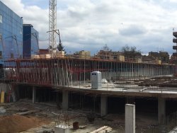 Els pilars i l'estructura de formigó del nou edifici de Rehabilitació s'aixequen al damunt de l'obra del pàrquing soterrat