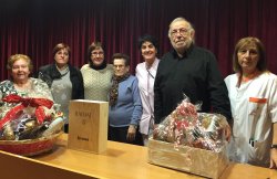 Els guanyadors de la llumineta solidària recollint els seus premis a la Sala d'actes de l'Hospital de Manlleu.
