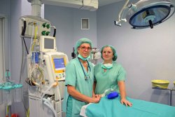 L'anestesiòloga Andrea Corominas i la infermera M. Àngels Monje, ahir, abans d'una intervenció, en una de les sales d'operacions de l'Hospital Universitari de Vic