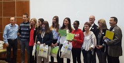 Les alumnes Judith Bermúdez, Paula Carbonell, Mònica Navarrete, Paula Olmo i Binto Solé recullen el premi