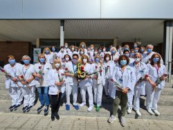 Professionals de l'Hospital Universitari de Vic amb les roses del programa Planta Baixa i el ram de l'Ajuntament de Vic