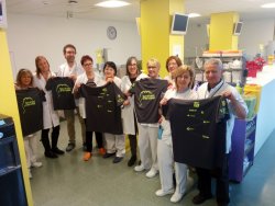 L'equip d'Oncologia del Consorci Hospitalari de Vic, amb la samarreta solidària